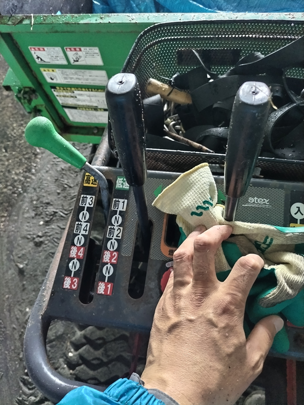 元ニート引籠りの齋藤健一が海岸清掃用のキャリアダンプの操作盤に手を置いているところ