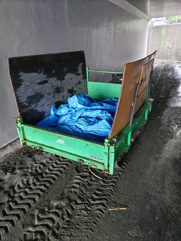 元ニート引籠りの齋藤健一が運んでいたキャリアダンプと荷台に積まれたブルーシート