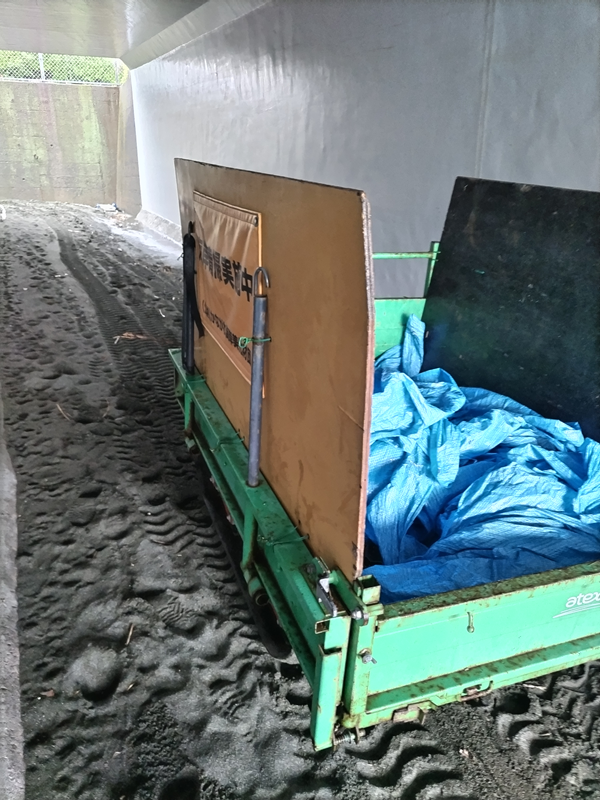 引籠りニートの俺が海岸へと運んでいたキャリアダンプとブルーシート【押切海岸へと続く出入口にて】