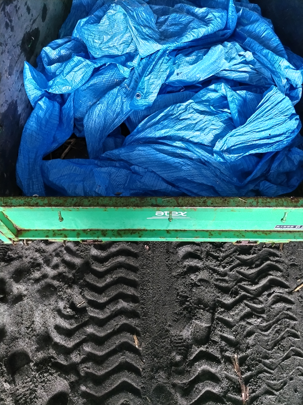 引籠りだった齋藤健一が押切海岸へと運び込んでいたブルーシート