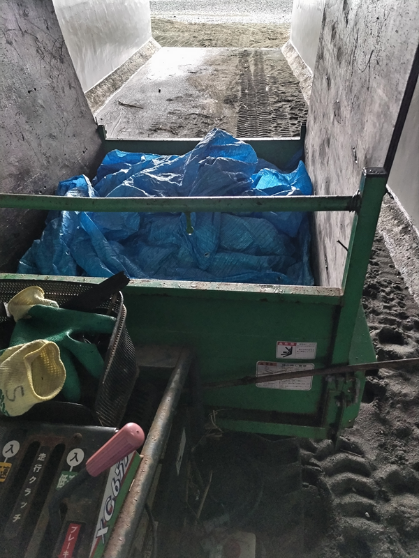 元ニートの俺が撮影した押切海岸へと続く出入り口に置かれたキャリアダンプ