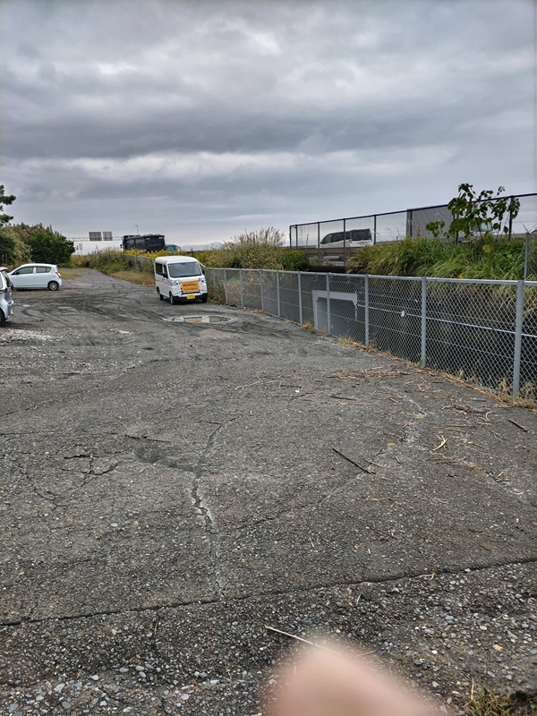 元引籠りニートの俺が撮影した二宮町の押切海岸へと続く上の場所に路駐した軽バン