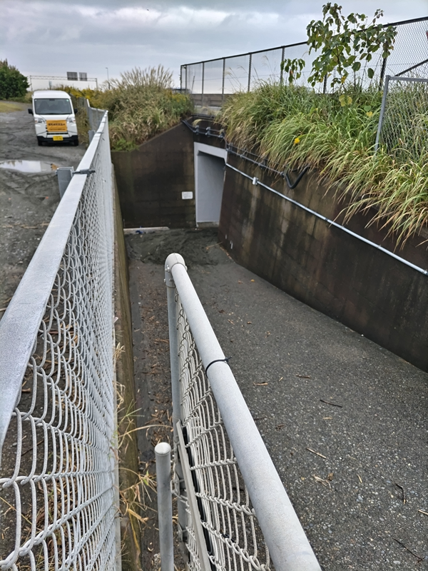 元引籠りニートの俺が見ていた押切海岸へと続く坂道