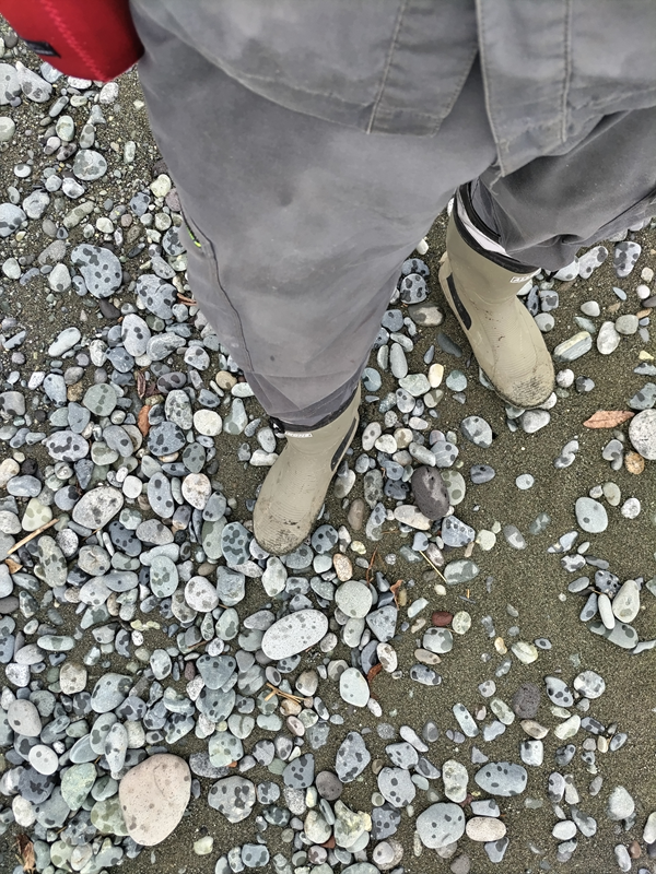 雨が降っている中、元引籠りニートが作業靴を履いて立っている元ニートの俺