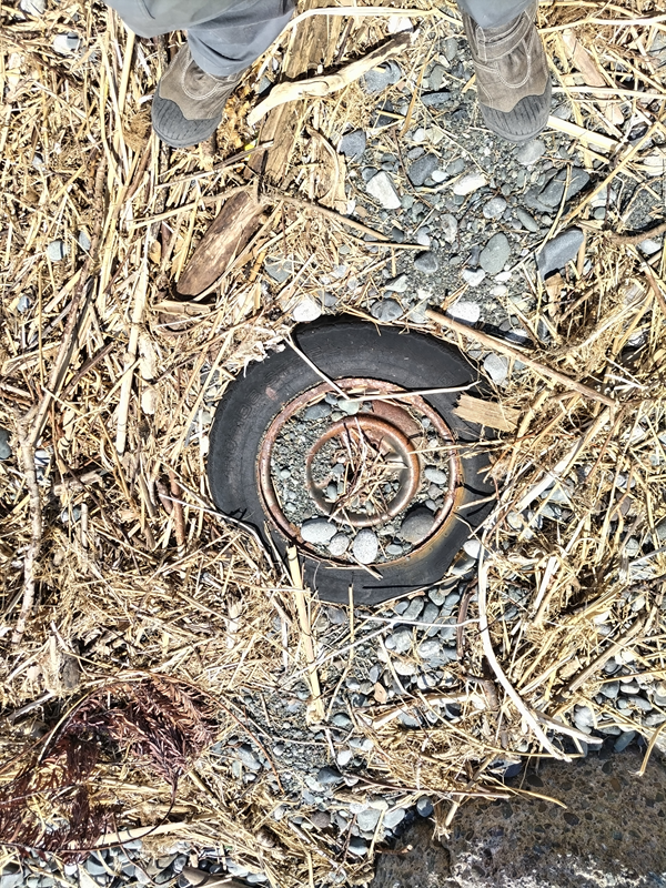 元引籠りの齋藤健一撮影の梅沢海岸に漂着した廃タイヤ
