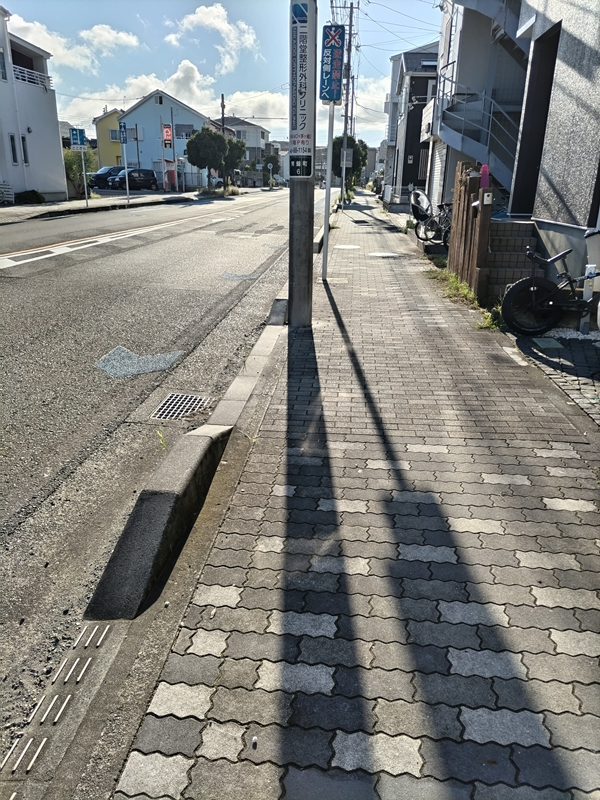 元引籠り撮影のいつもの朝陽が射し込む歩道