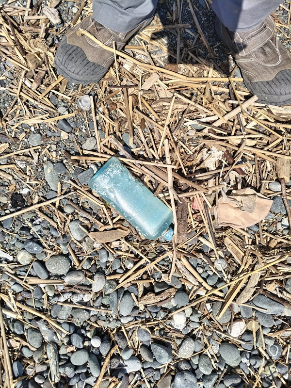 元引籠りが海岸清掃で拾った透明な空色の容器