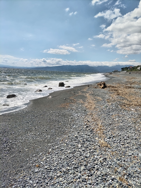 元引籠り撮影の海岸と波と空と陸地の様子