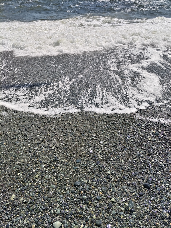 元引籠り撮影の二宮町の砂浜に打ち寄せる波