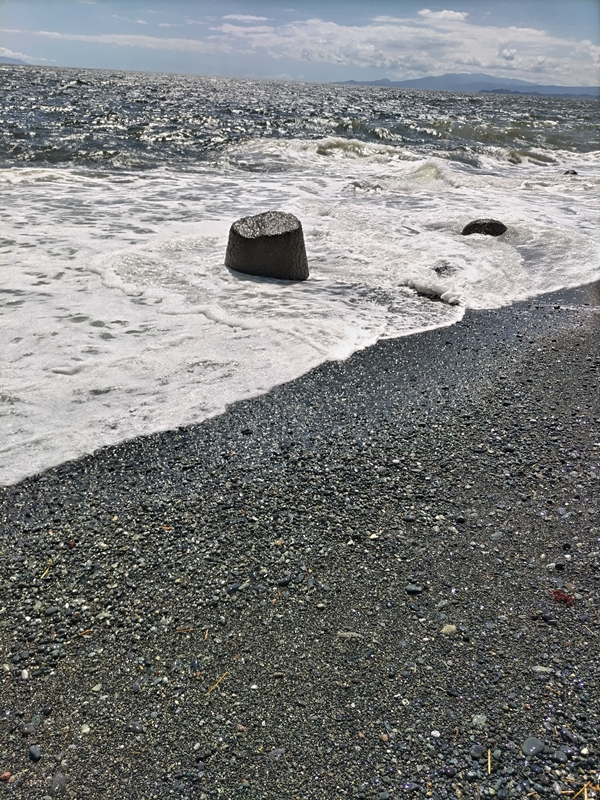 元ニートが撮影した白い波とテトラポットの頭部