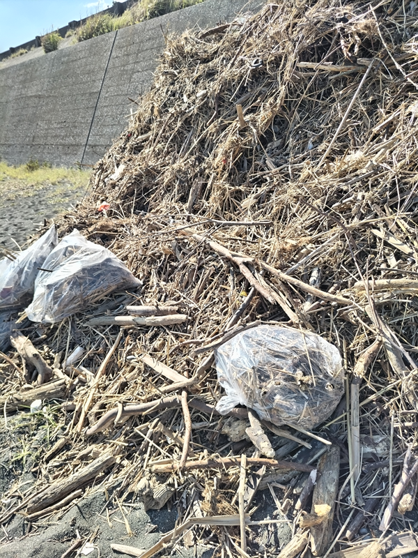 元ニートが撮影した大盛りにした木くずと木くずを入れたビニール袋