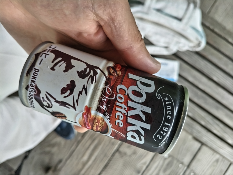 元ニート引籠りの俺が買って左手で持っていたPOKKAのコーヒー