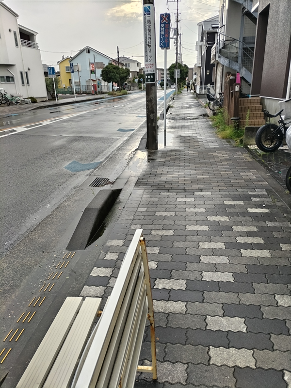 元引籠りニートの俺が降り立った早朝の東浜須賀のバス停前の濡れた歩道