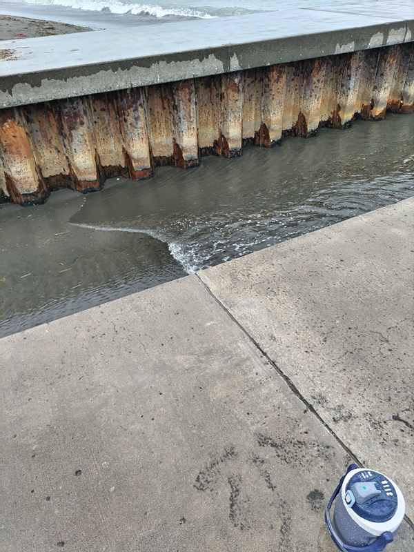 元引籠りニート撮影の茅ケ崎サザンビーチ横の川と水筒