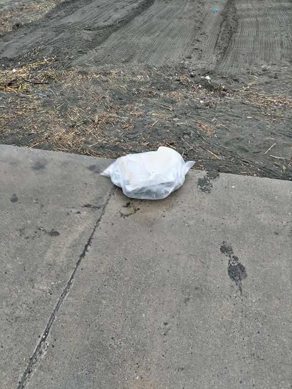 元引籠りニートの俺が撮影した茅ケ崎サザンビーチ端に置いたビニール袋に入った作業用看板