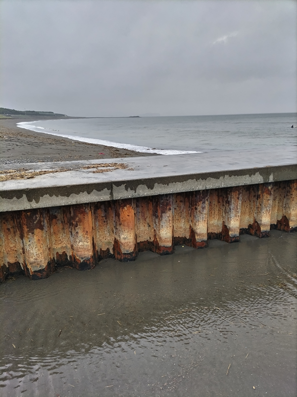 元ニートが茅ケ崎サザンビーチ横の川から奥に見える対岸の砂浜を望む