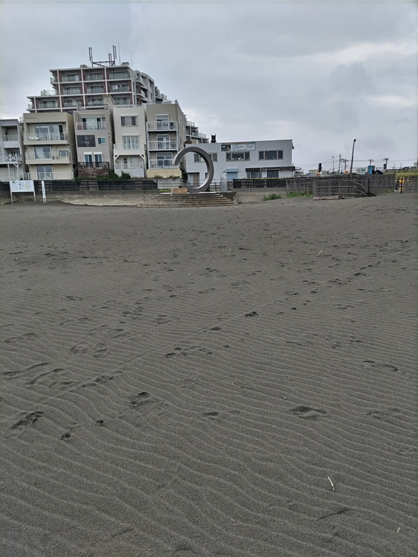 元ニートが撮影した茅ケ崎サザンビーチにある輪の像