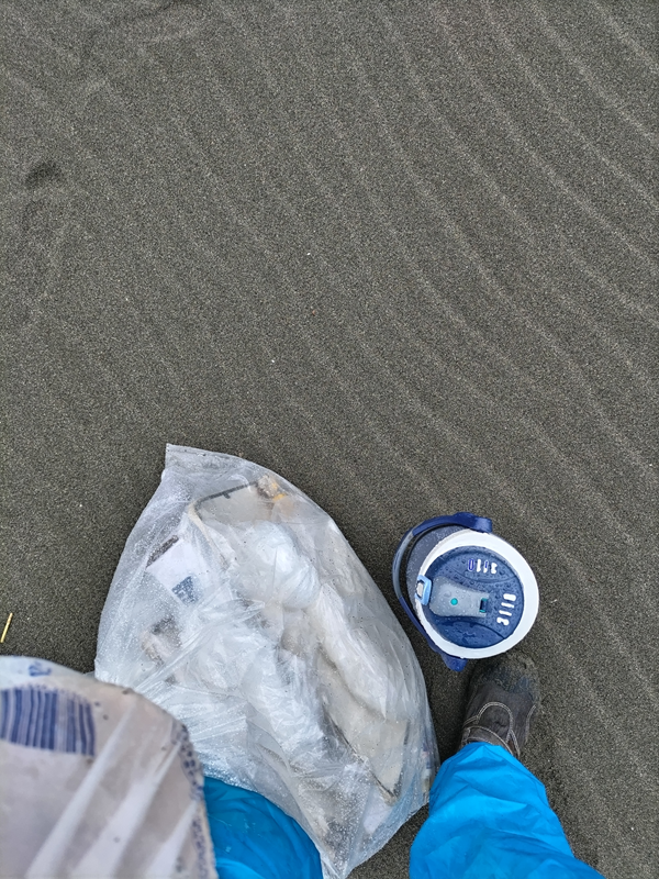 元ニート引籠りが撮影した茅ケ崎サザンビーチの波模様とゴミ袋が入ったビニール袋と水筒