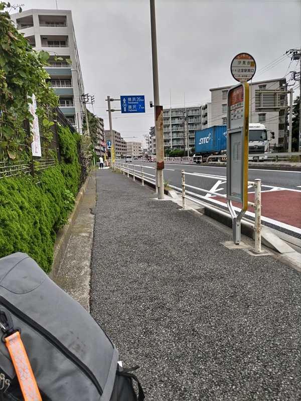 元ニート引籠りが降り立った汐見台バス停前の歩道