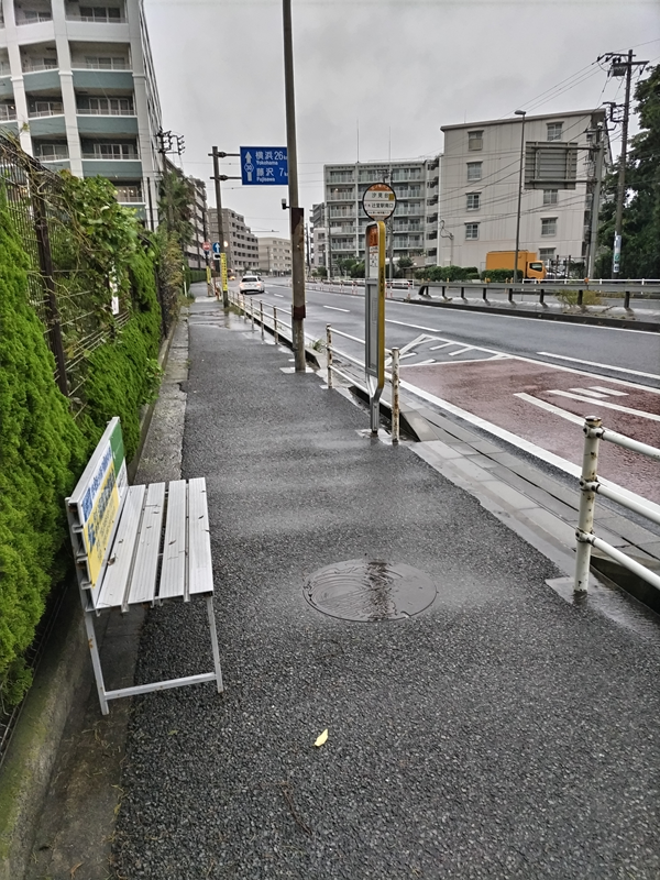 引きこもり撮影のいつもの汐見台バス停前が雨で濡れた様子