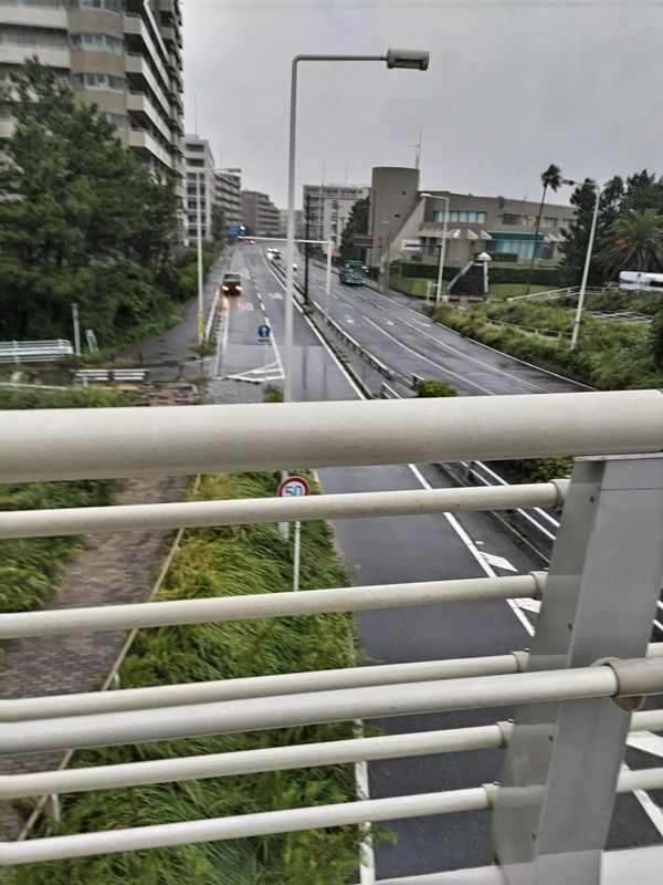 元ニートの齋藤健一撮影の陸橋から見た道路とマンション