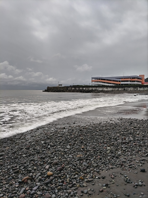 元ニート引籠りの齋藤健一が見ていた湯河原海岸横のパチンコ屋の巨大駐車場