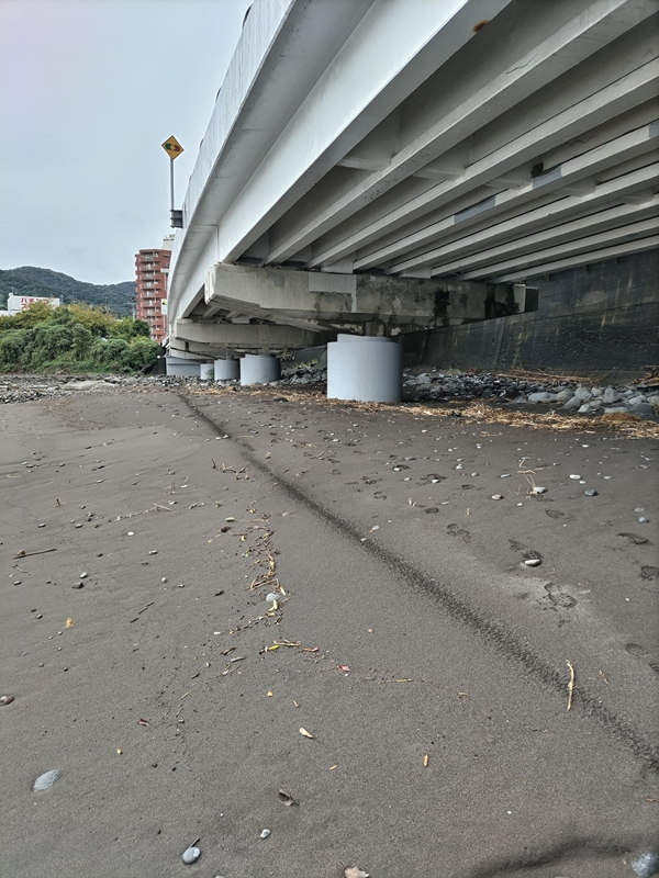 元ニート引籠り撮影の湯河原海岸の左端の道路下の様子