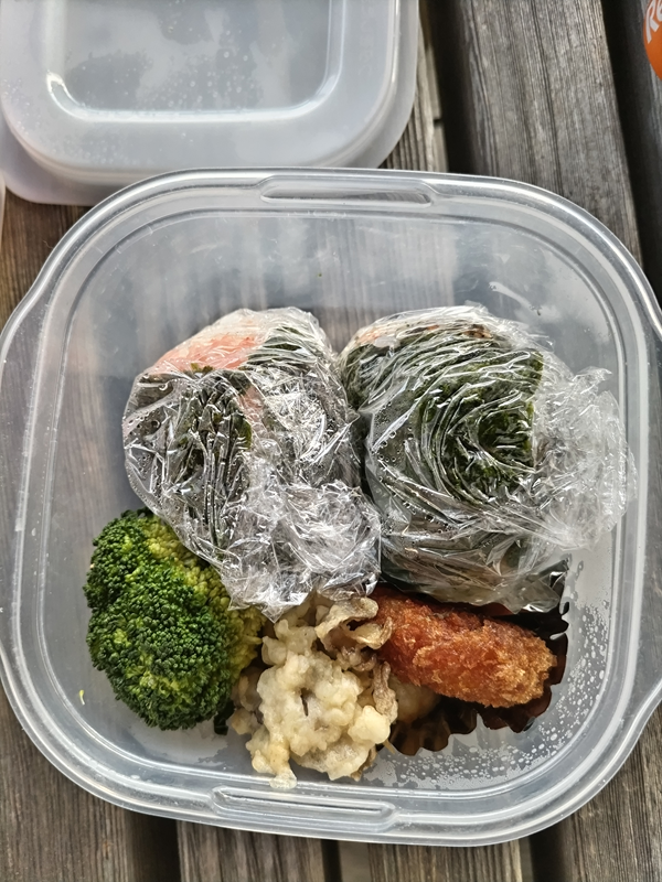 元ニートが食べていたタラコのおにぎりとブロッコリーと天ぷらとコロッケ