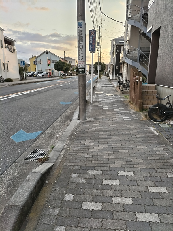 引籠りだった齋藤健一が見ていた茅ケ崎市の歩道と道路