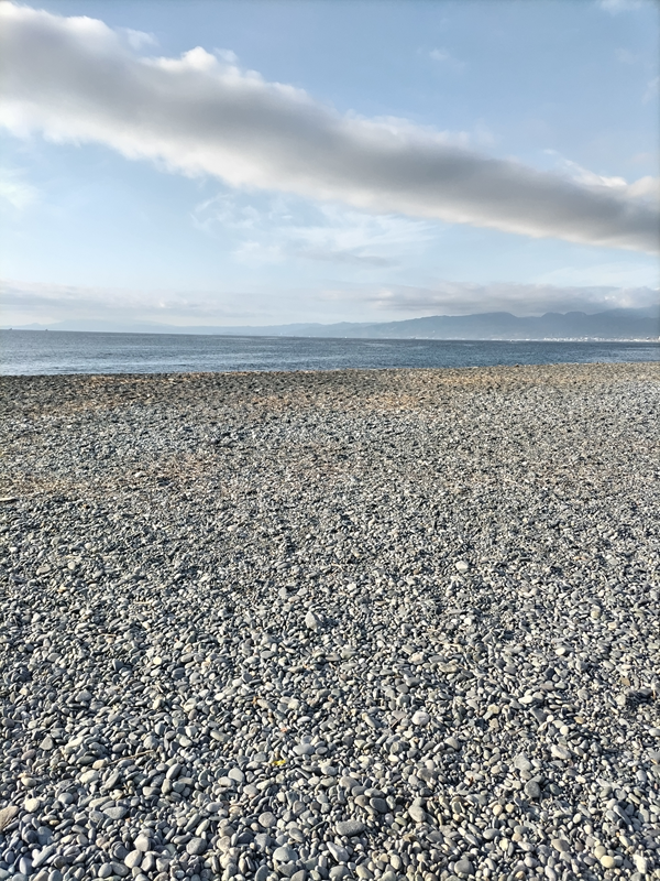 元ニート引籠りが神奈川県の大磯町の照ヶ崎海岸の上に広がる珍しい雲を見ている様子