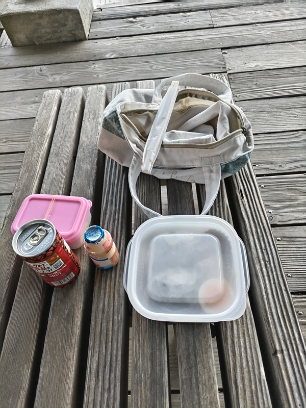 元引籠りニートのセル齋藤が木製テーブルの上に置いていた朝食セット