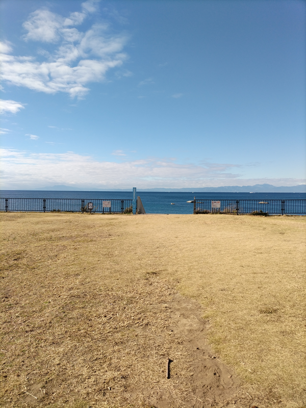 元ニート引籠りのセル齋藤が快晴の空と海と地面を見ている様子