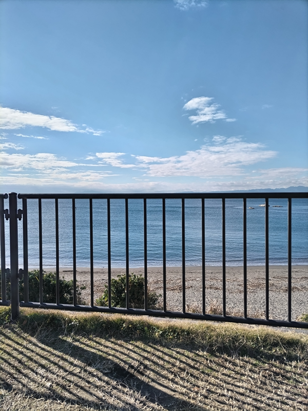 元ニートのセル齋藤が葉山海岸の上にある黒い鉄柵越しに眺めていた澄み切った空