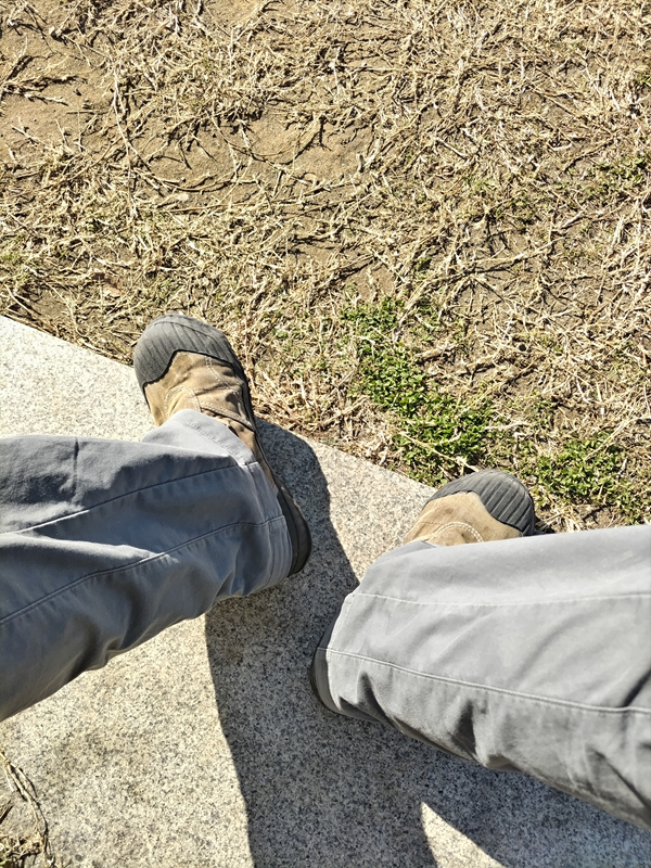 引籠りニートだったセル齋藤が葉山海岸にあるベンチに座っている様子