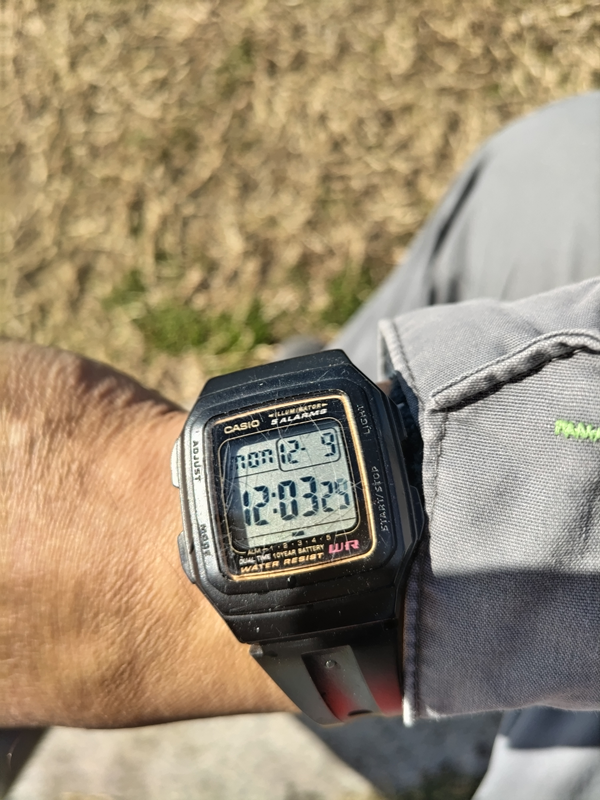 元ニート引籠りのセル齋藤が装着していたCASIOの黒いデジタル腕時計