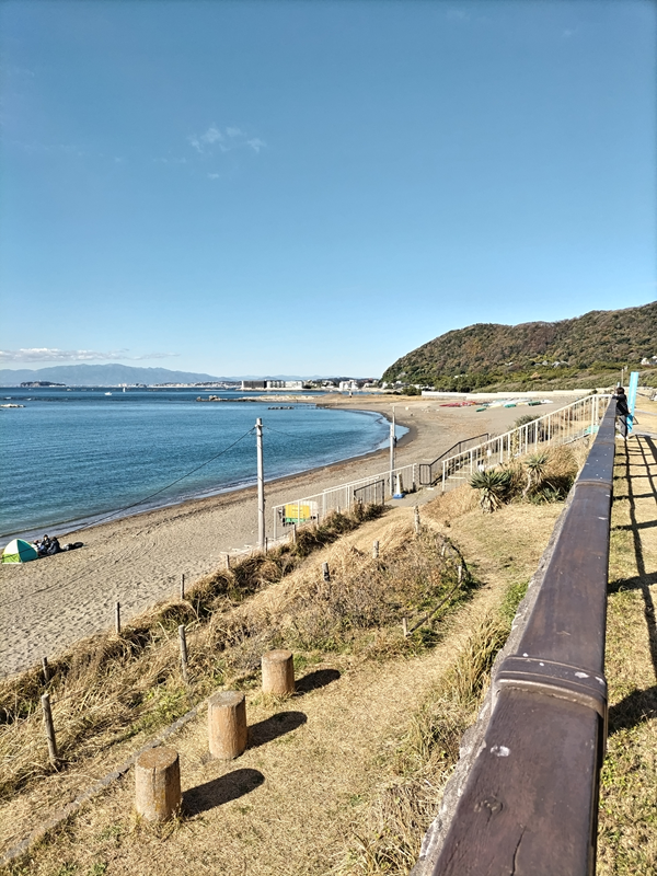 元引籠りのセル齋藤が上から葉山海岸の西側を眺めている様子