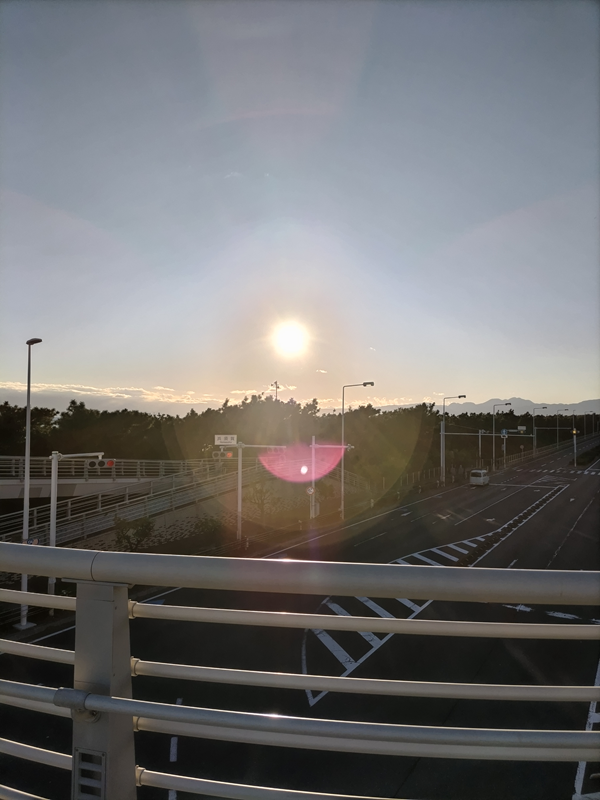 元ニート引籠りが夕方に歩道橋の上から夕陽と国道134号線を見ている様子