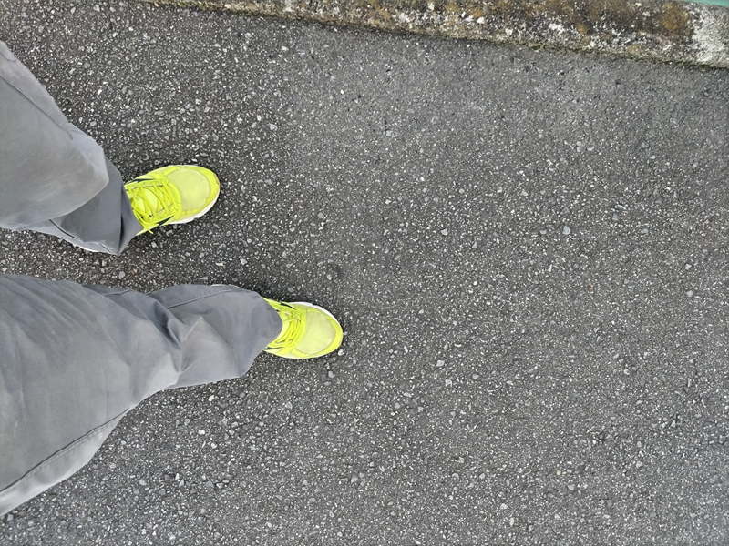 引籠りニートだったセル齋藤が黄色いスニーカーを履いてアスファルトを歩いている様子