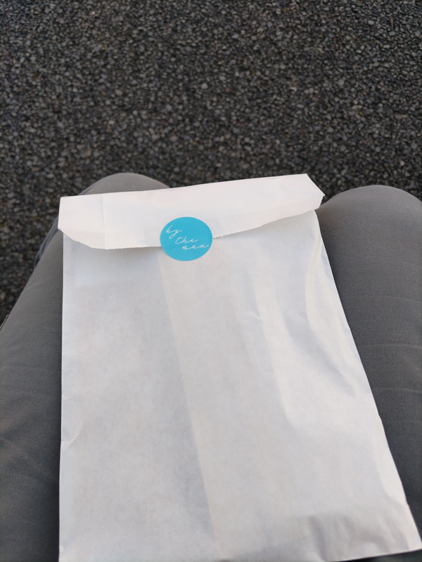 引籠りニートだったセル齋藤が青くて丸いシールで封がされているプレゼントを見ている様子