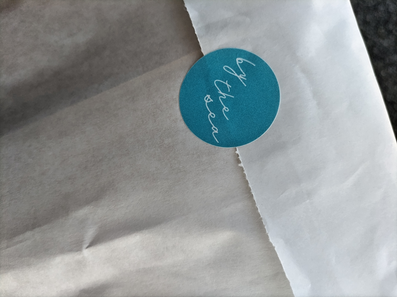 引籠りニートだったセル齋藤が水色の丸いシールで封をされたプレゼントを見ている様子