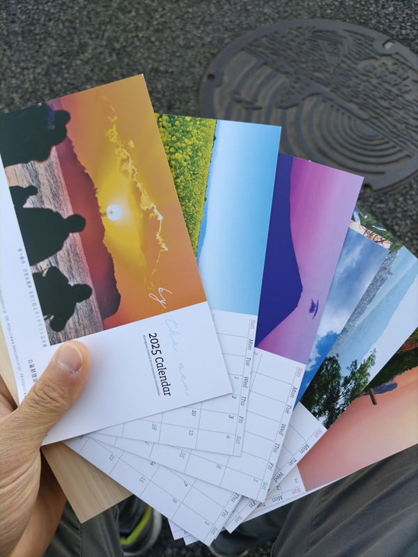 引籠りニートだったセル齋藤が2025年用のカラフルなカレンダーを眺めている様子