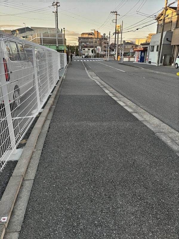 元ニートのセル齋藤が朝の茅ケ崎の歩道を見ている様子