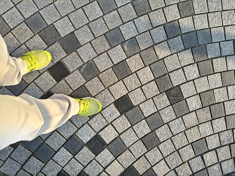 元ニートひきこもりが立っていた朝陽に照らされたタイル張りの地面