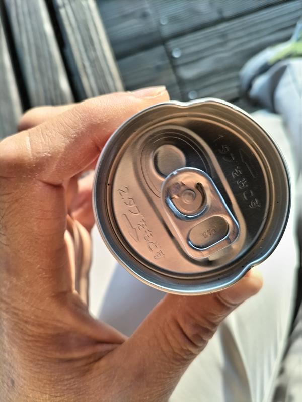 元ニート引籠りの齋藤健一が掴んでいたエナジードリンクトロピカルの上面のプルタブ