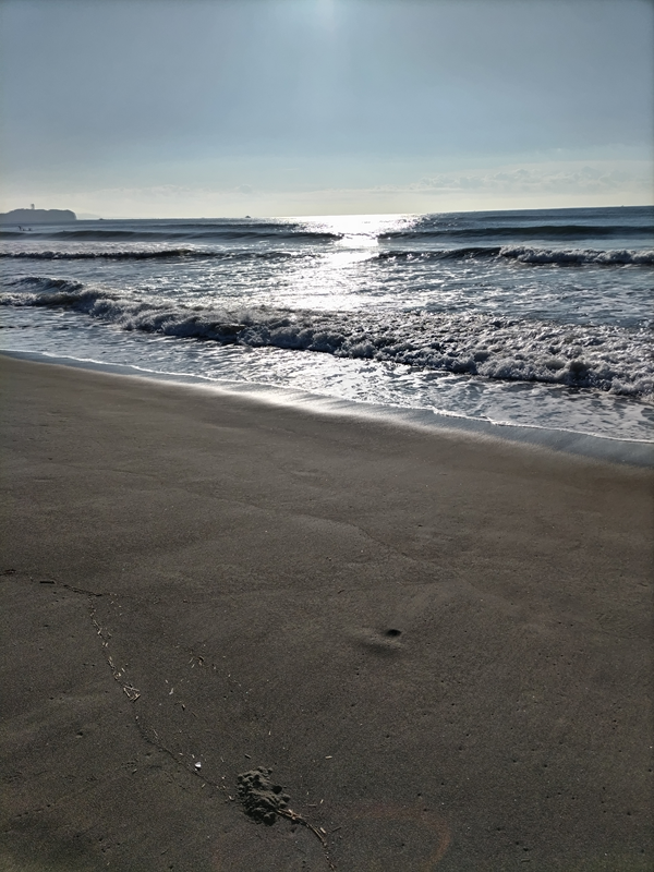 引籠りニートだった齋藤健一が太陽の光で輝く海と綺麗な砂浜を見ている様子【茅ケ崎市の3号水路と4号水路の間】