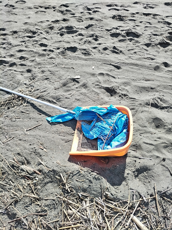 元ニート引籠りの齋藤健一が海岸清掃用のミとブルーシートと熊手を見ているところ