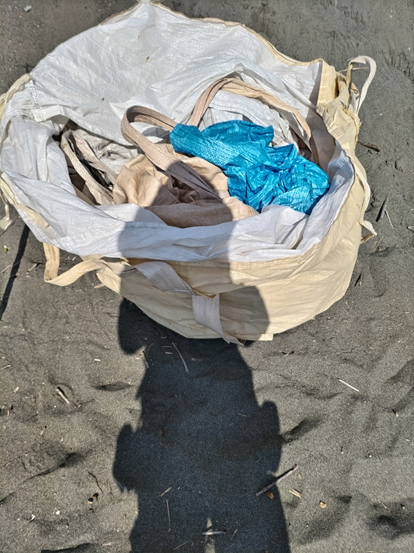 元ニート引籠りの俺が見ていたでっかい袋に大量に詰められた袋とブルーシート