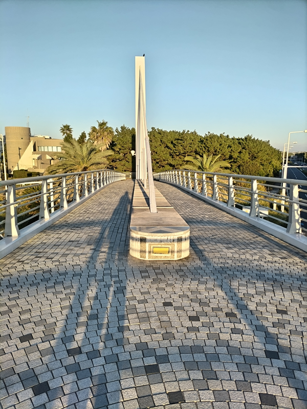 元ニートひきこもりが見ていた歩道橋の上の夕陽に照らされたベンチ
