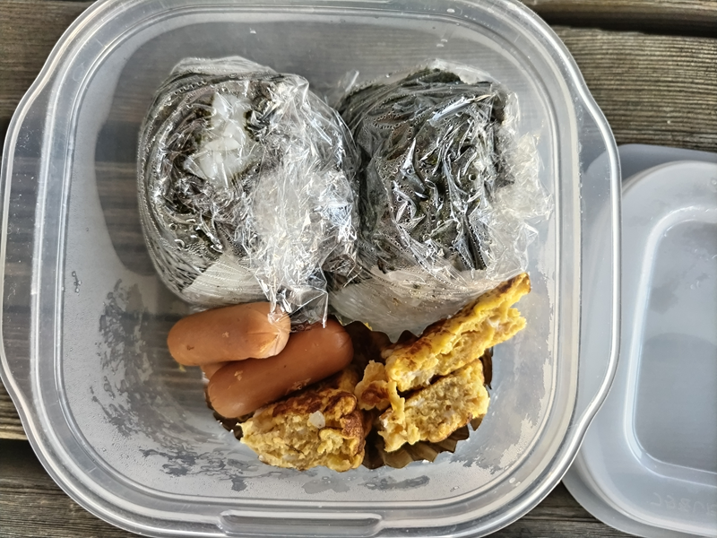 元引籠りニートだった齋藤健一が朝に食べていた弁当箱の中身【おにぎり二つとウインナーと玉子焼き】