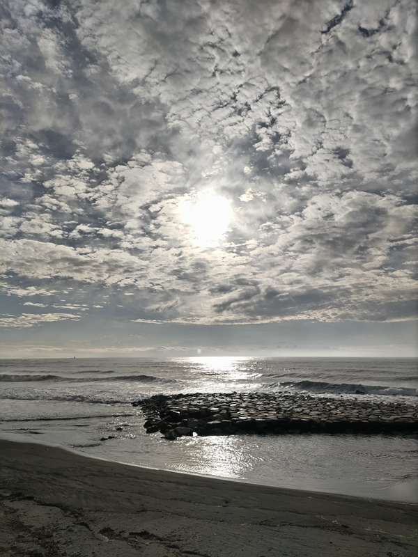 元ニート引籠りが見ていた柳島海岸で白く輝く昼間の太陽